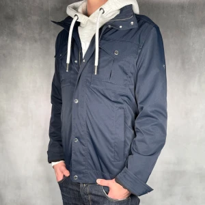 J.Lindeberg Bailey - - J.Lindeberg Bailey— Storlek M — 9,5/10 - Bra skick utan skavanker — Inkluderat - Jacka — Retail 3200kr — Modellen är 180cm, 65kg