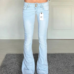 Jeans - Midjemått: 32cm rakt över, innerbenslängd: 80cm 💗 utan lappar 