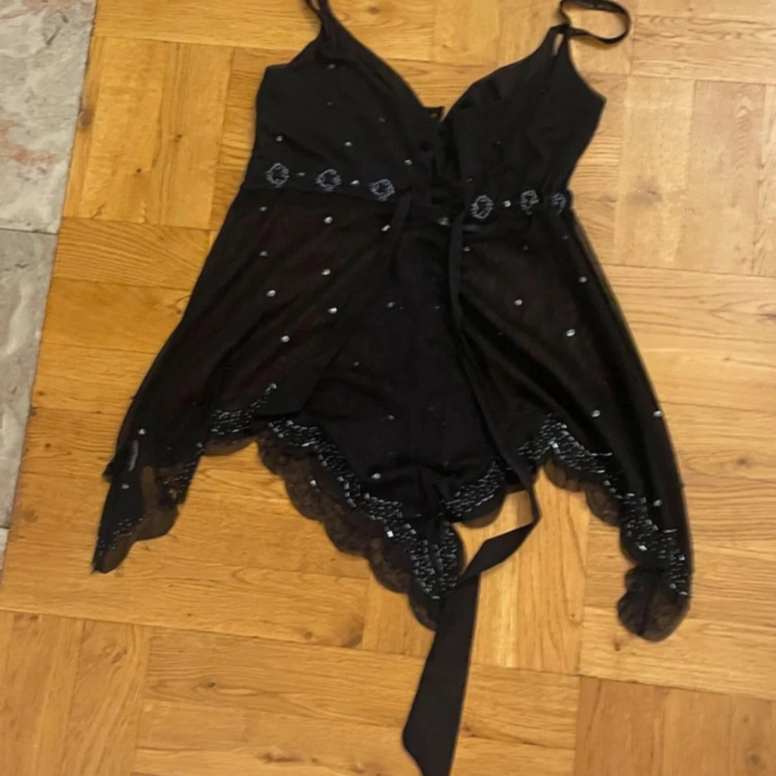 Svart glittrig topp med paljetter - 1