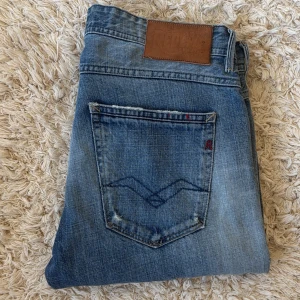 Replay jeans - Säljer nu de här snygga Replay jeansen med slitningar. Nypris ligger på 1600kr mitt pris 449kr och de är i storlek W30 L34. Bara att höra av er vid fundering mvh Liam