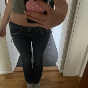 Levis bootcut jeans mörkblå - Mörkblå jeans från Levis med klassisk femficksdesign och låg midja. Modellen har bootcut-ben och är tillverkad i slitstarkt denimtyg. Snygga kontrastsömmar och Levis ikoniska röda etikett på bakfickan. 🥹🩷