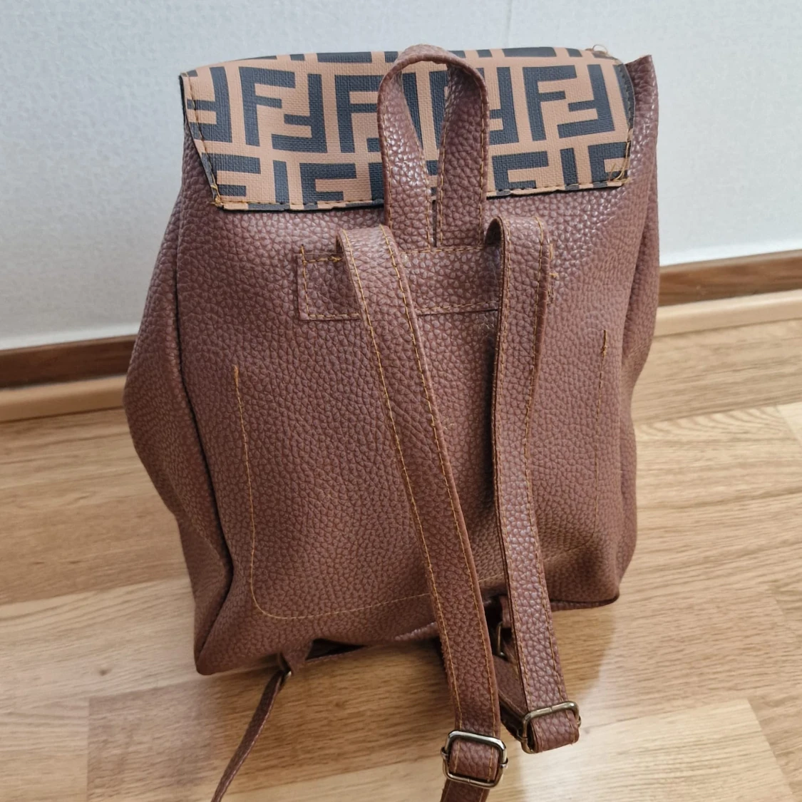 Brun ryggsäck med Fendi-inspirerat mönster - 1