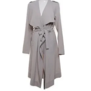 Ljusgrå trenchcoat från object - Snygg ljusgrå trenchcoat från Missy med långa ärmar, knytskärp i midjan och dekorativa knappar på axlarna. Jackan har en avslappnad passform och ett vattenfallsfall framtill. Perfekt för dig som vill ha en stilren och trendig look.