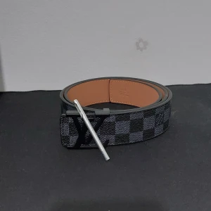 L Bälte Svart - ● Helt ny, aldrig använt. Litet verktyg för att göra hål med är inkluderad 👍                                       ● Storlek: 110cm.                                                      ● Fraktar inom 24h, så att du får paketet så fort som möjligt! 📦                                                                          Vid frågor eller intresse, dm. 😁