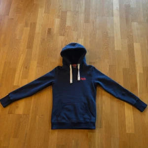 Superdry Hoodie - Hej, säljer nu denna blåa superdry hoodien i storlek XS. Jättebra skick, inga defekter!                          Hör av er vid funderingar!                                          Mvh/Viktor