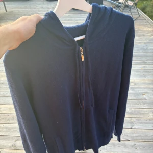 Kashmir/Merino Zip Hoodie - Marinblå Kashmir/Merino zip hoodie i storlek M! Endast testad , därför toppskick på hoodien! Inga defekter alls! Hör av dig vid frågor!🌟