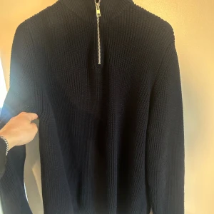 Mörkblå stickad half zip - Stickad tröja från Zara, helt oanvänd. Den är i medium men är mer som en large.
