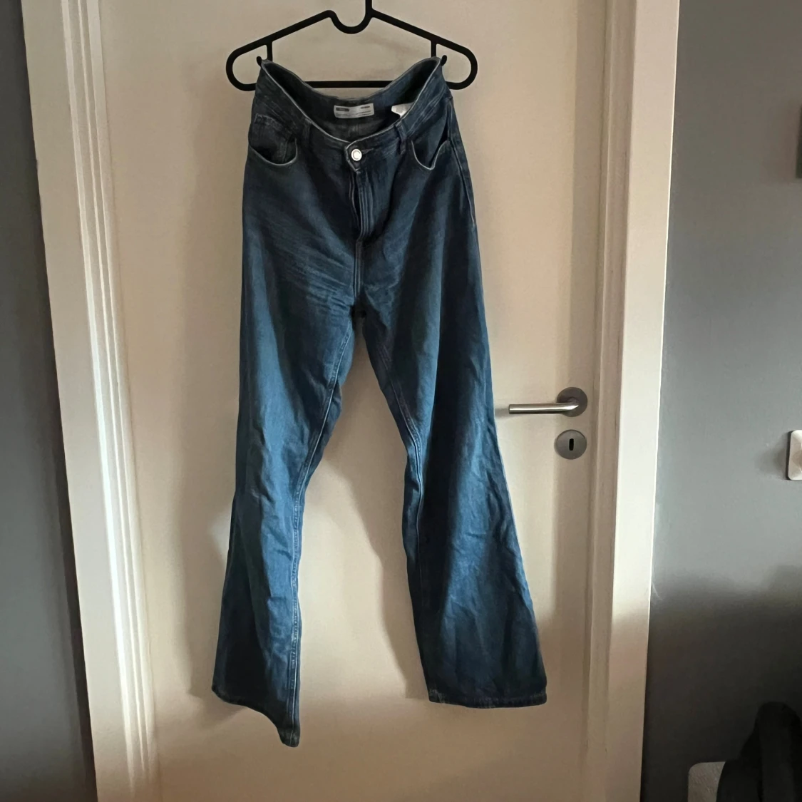 Blå wide jeans från Bershka