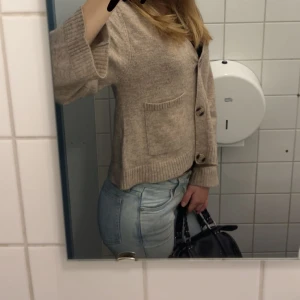 Gina tricot kofta - Inga defekter, har endast använts ett antal gånger, är i storlek m men skulle säga den passar både m och s