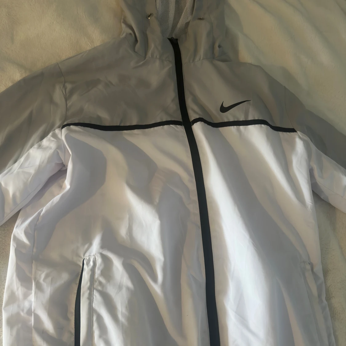 Nike vit och grå vindjacka med huva - 1