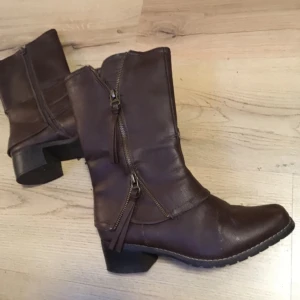 Bruna boots stl.36  - Snygga bruna boots i skinn med grov sula och låg klack. Helt nya !