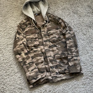 Camoflauge jacka med luva  - Säljer en riktigt snygg jacka med luva i camoflauge mönster. Inga defekter. 9/10 skick. Skriv om du är intresserad! 🙌