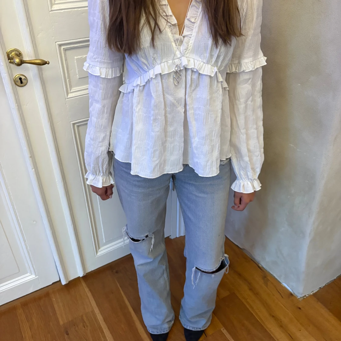 Vit blus med volang och v-ringning - 2