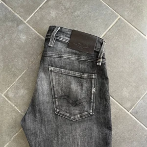 Replay jeans - Replay jeans i modellen anbass, storlek W30, L32. Tvätten är ”Aged 01 year” och dem ligger på 1800 retail, skriv vid funderingar🙌