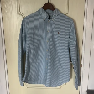 Randig skjorta från Ralph Lauren - Snygg blåvit randig skjorta från Ralph Lauren. Sitter som en S och är i princip i nyskick. Skriv för fler frågor😊