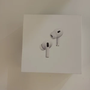 AirPods Pro (2nd generation) with MagSafe Charging Case - Säljer ett par helt nya AirPods Pro (2nd generation) med MagSafe-laddningsetui. Förpackningen är obruten och i perfekt skick, med originaletiketter kvar. Kompatibla med iOS, iPadOS, Apple Watch och Mac. Perfekt för dig som vill ha aktiv brusreducering och hög ljudkvalitet.