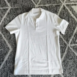 Vit polo t-shirt från Mango  - Säljer en oanvändbar polo t-shirt från Mango. Storleken passade inte mig och har inte använd den en ända gång. Priset kan diskuteras 