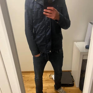  J.Lindeberg field jacket - Snygga mörkblå jacka från J.Lindberg andvänd ett fåtal gånger och mycket bra skick 