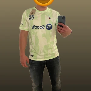 Fotbolls tröja  - Helt ny! Levereras inplastade, skickas inom 24h🔜📦 Finns fler bilder privat 🙌🏼                          Personen på bilden är 180cm lång och väger 80kg.