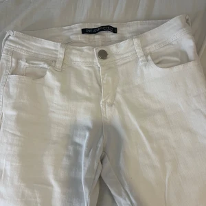 Vita Bootcut jeans - Lågmidjade Bootcut jeans i storlek S. Super fint skick och är används endast en gång då de inte passade. Köpte på Vinted tidigare och var i väldigt fint skick då de syns knappt att de är använda. Mått: midjan rakt över 38cm, innerbenslängd 77cm. (Materialet är stretchigt!)