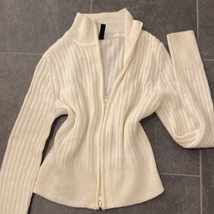 Vit ribbad kofta - Jättefin mysig stickad kofta!! Liten i storleken. Skriv gärna om ni har frågor🥰🥰