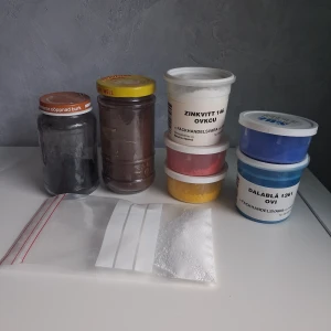 Pigmentpulver/färgpulver - Flera burkar och påsar med pigmentpulver i olika färger: 2st olika blåa, zinkvitt, gult, rött, svart och brunt. Perfekt för konst, hobby eller färgtillverkning. Dem små burkarna är ca halvfulla. Kan användas till ägg tempera,gjutning,färgabetong mm.