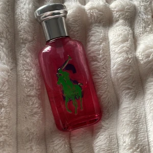 Ralph Lauren parfym rosa flaska -  parfym från Ralph Lauren med rosa flaska och färgstark design. Perfekt för dig som vill sticka ut med din stil. Blommiga doftnoter. 🌸 ca hälften kvar