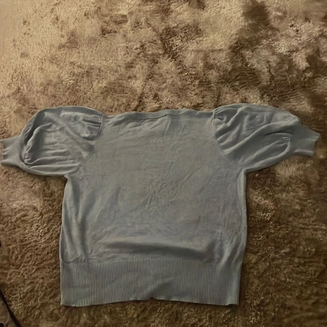 Ljusblå tröja med puffärm från Minus - 1