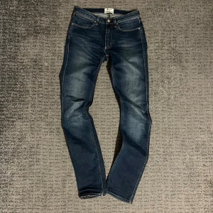 Acne Max Prince jeans  - Säljer ett par blå Acne Studios Max Prince jeans i klassisk femficksmodell. De är i mycket bra skick. Storlek 29/34. Skriv om de är några frågor.