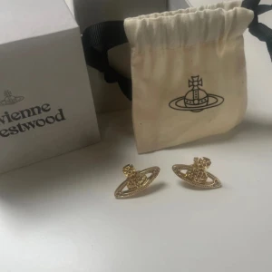 Vivienne Westwood örhängen - Säljer ett par örhängen från Vivienne Westwood som bara har använts en gång❤️