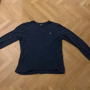 Mörkblå Polo Ralph Lauren tröja  - Sjukt snygg tröja, väldigt bra skick 