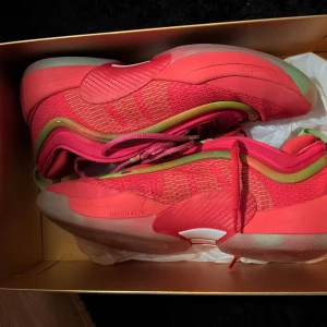 Don Issue 6 Haribo - Den är i bra skick knappst några skador, det rosa skosnören är från en annan sko men kan byta tillbaks till originalen. Storlek 45 och en tredje del. Priset kan diskuteras 