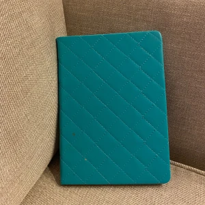 Anteckningsbok  - Säljer denna oanvända turkosa anteckningsbok från Flying Tgr. Notera att den fått några skråmor på framsidan, men påverkar ej funktionen. Finns att hämta i centrala Göteborg eller skickas via valfri app.