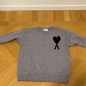 Grå Ami Paris sweater  - Grå Ami Paris sweater med svart hjärta i storlek S men kan även passa som M. Priset kan diskuteras!