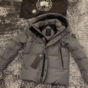 Canada Goose Black Lable - Grå canada goose black lable knappt använd 