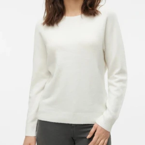 Stickad vit tröja - Säljer en stickad vit tröja från vero moda. Köpte för: 360kr men säljer för: 180kr! De två första bilderna är inte mina bilder, utan från vero modas hemsida 💗Skriv vid intresse!!