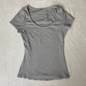 Ribbad grå t-shirt - Säljer en ribbad grå t-shirt. Det är oklart vart jag har köpt den eftersom jag nämligen klippt av lappen. Skulle gissa på storlek S. Andvänt sällan. Skriv vid intresse!! 💗