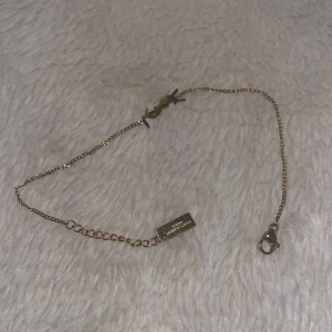 Guld armband - Aldrig använd, färgen går inte bort, men avstå från parfymer och att duscha med den på.