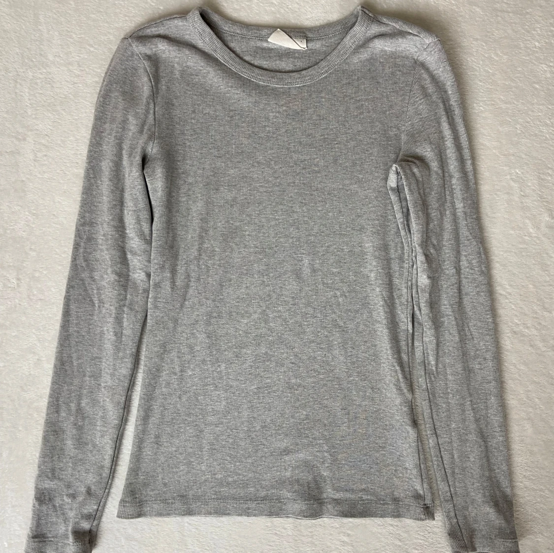 Grå ribbad tröja 