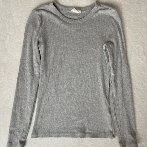 Grå ribbad tröja  - Säljer en grå ribbad tight tröja från gina i storlek S! Finns inga tecken på andvändning. Skriv vid intresse!! 💗