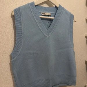 Ljusblå stickad väst från Zara - Fin ljusbå väst från Zara, aldrig använd💕
