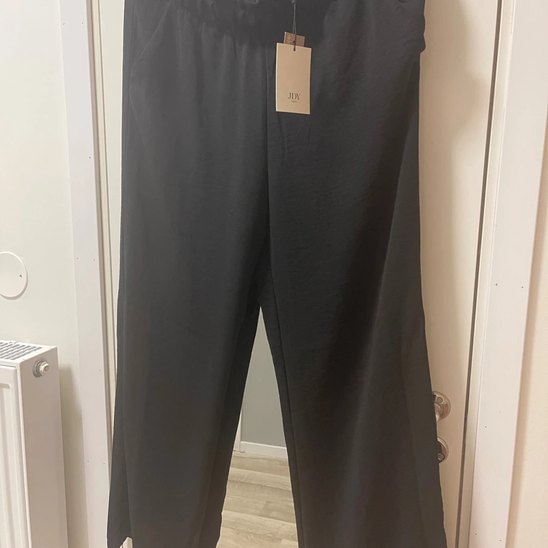 Svarta vida byxor från JDY - 1