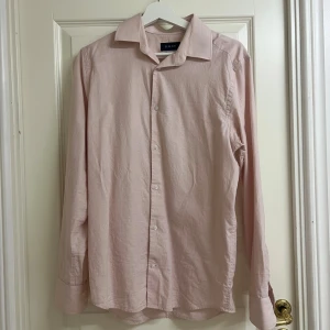 Ljusrosa skjorta - Ljusrosa skjorta från Riley (brothers) i regular fit, vid frågor är det bara att kontakta mig! 