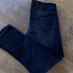 Replay Grover jeans - Snygga mörkgrå jeans från Replay, modell Grover. Klassisk femficksdesign med raka ben och diskreta slitningar. Raka och smala ben. Storlek 32/34. Hör gärna av er vid frågor!