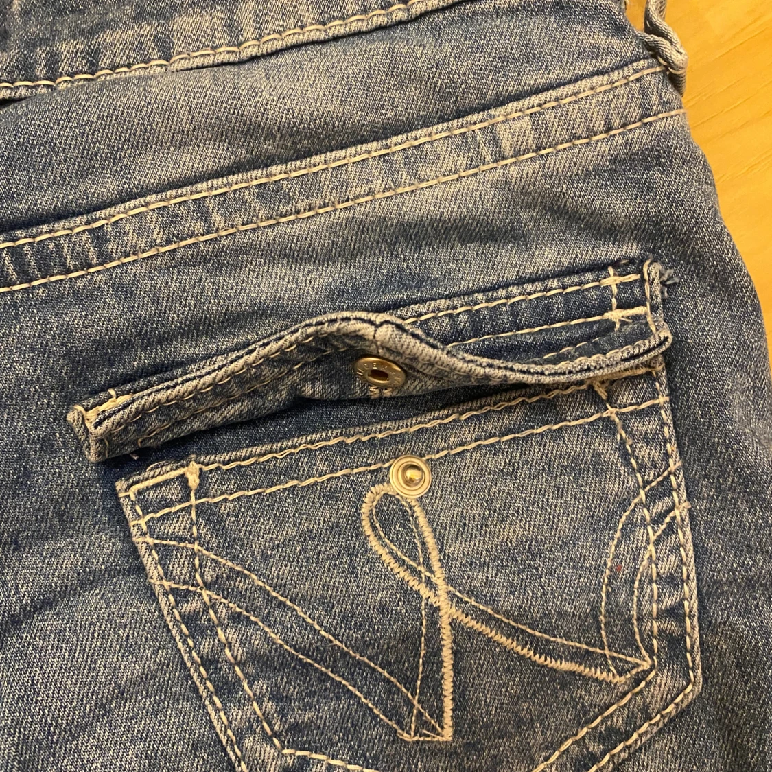 Blå bootcut jeans med slitningar - 2