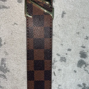 Brun guldig bälte - Jätte lyxigt bälte som är helt nytt oanvänd som ger en proffsig bild av dig