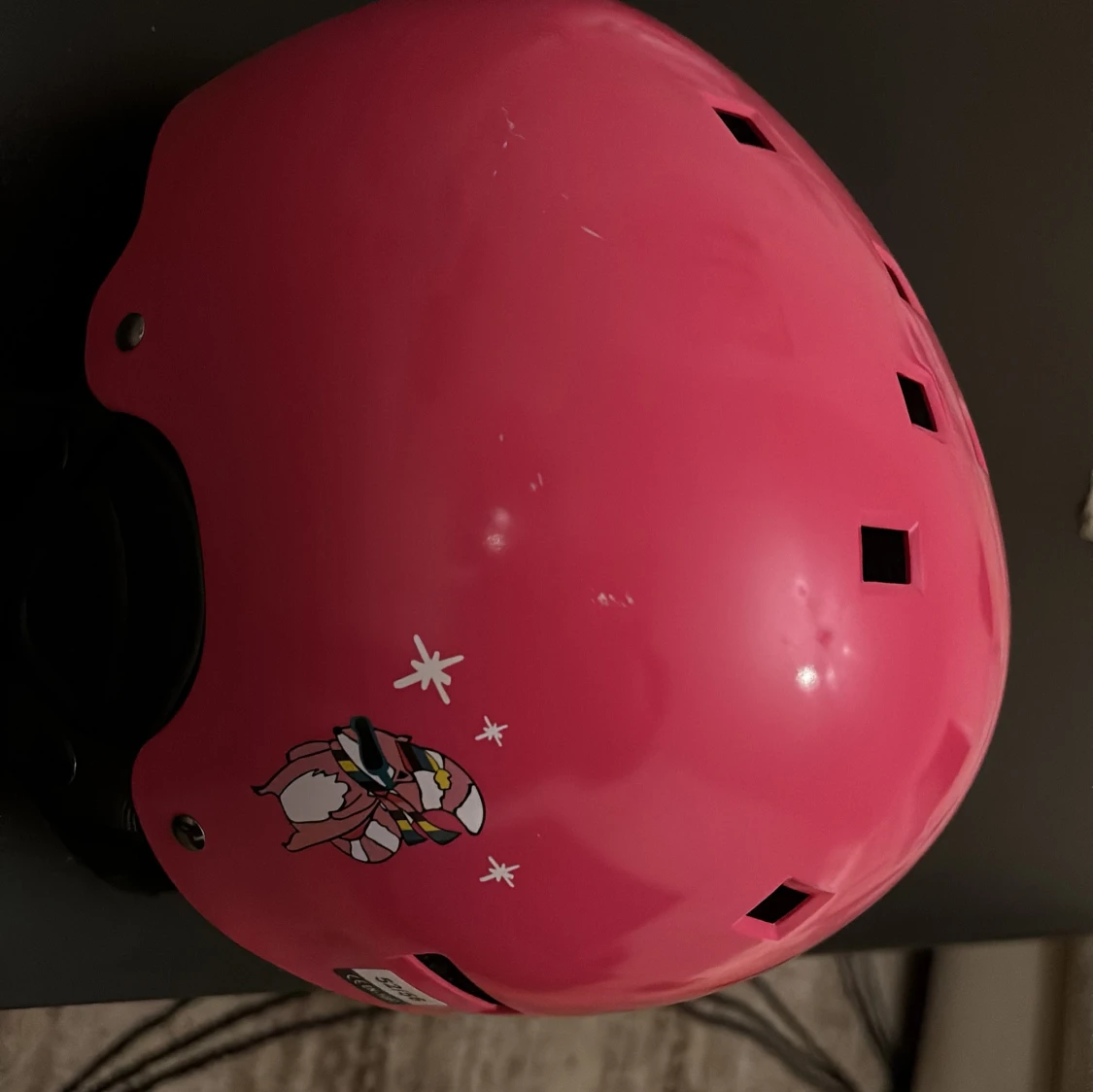 Rosa hjälm med tvättbjörnsdekal 52/56 - 2