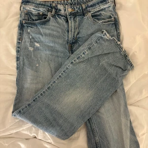 Jeans - Straight leg jeans med slitningar, superbra skick!