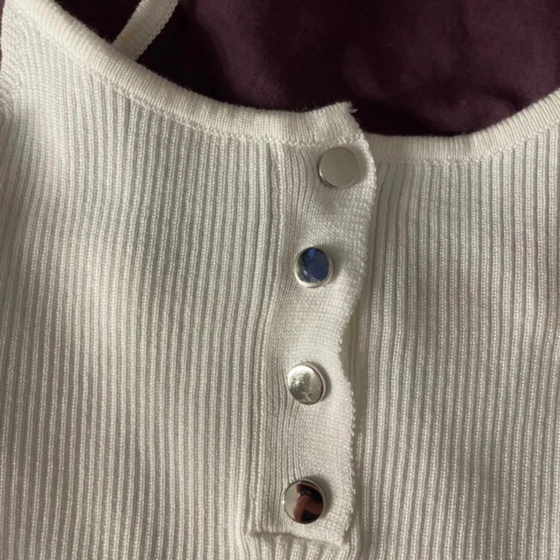 Vit ribbad klänning med knappar - 3