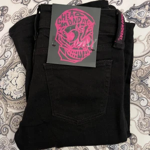 Svarta low waist bootcut jeans  - Svarta Cheap Monday jeans med bootcut-modell och low waist. Som man ser på bilden är lappen kvar då de är helt oanvända, beställde fel storlek💗